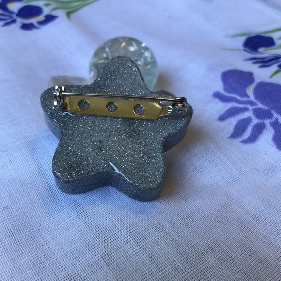 Handmade sparkle star resin brooch - Picture 3 of 4